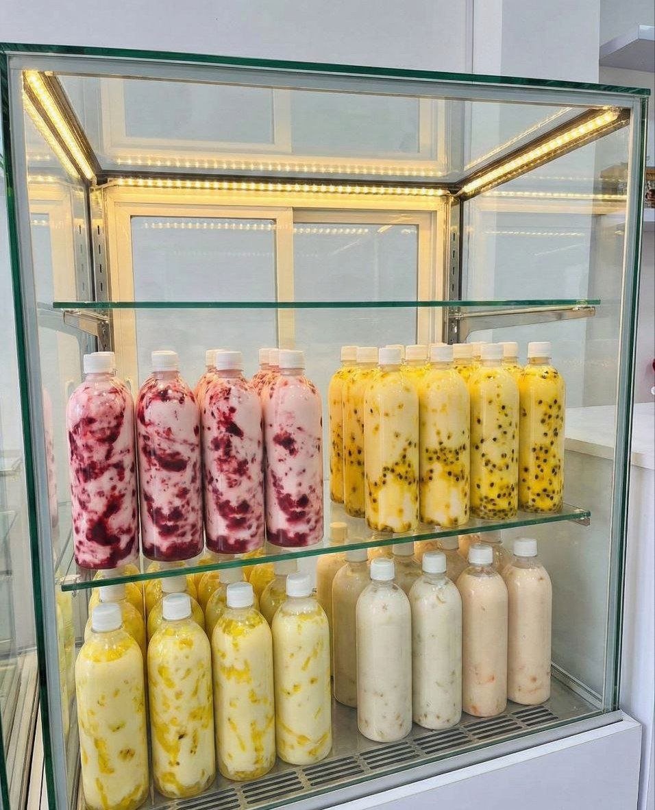 Vitrina llena de deliciosos yogures Satvi